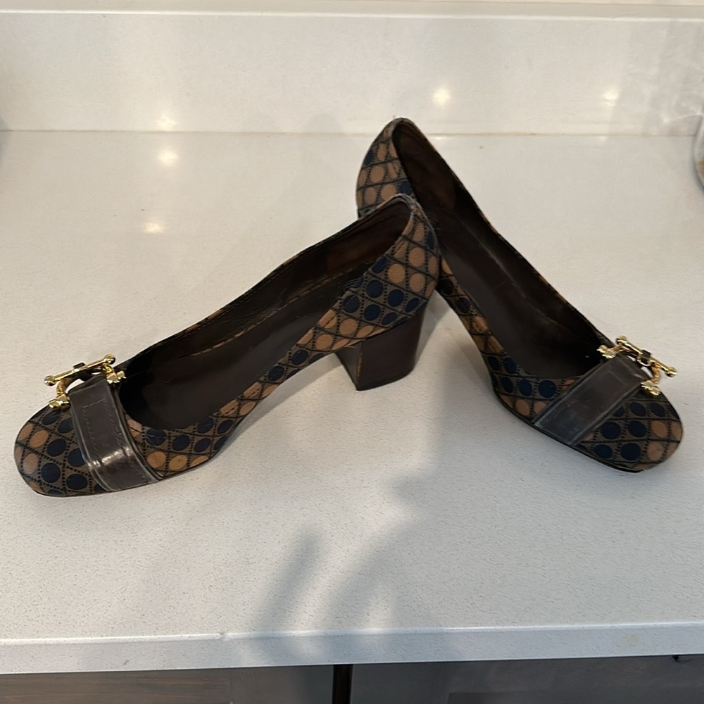 Tory Burch Navy/Camel printed fabric pumps with 2-1/2”stacked heel in size 7M.